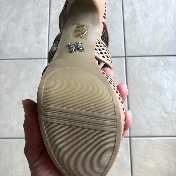 Vera Wang- Tan/Beige Heels. Size 10. - Picture 2 of 4